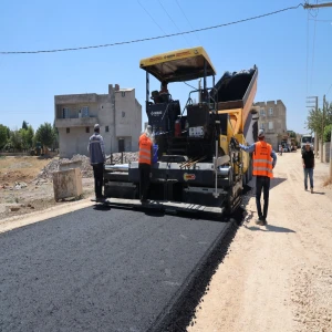 Büyükşehir Hilvan'da Sıcak Asfalt Seferberliğini Sürdürüyor