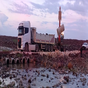 ŞANLIURFA’DA YAĞIŞ SONRASI YOL ÇALIŞMALARI ARALIKSIZ SÜRÜYOR