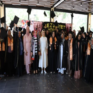 Okuma Yazma Öğrenen Anneler Mezuniyet Sevinci Yaşadı