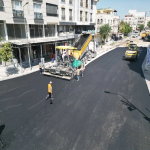 Adnan Menderes Caddesi Sıcak Asfaltla Yenileniyor