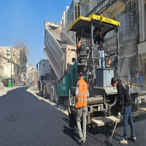 Modern görünüme kavuşuyor! Divanyolu’ndaki asfalt çalışması sürüyor!