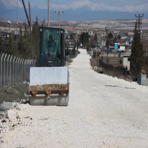 BÜYÜKŞEHİR, KARAKÖPRÜ’DE 14 KM’LİK GRUP YOLUNU SICAK ASFALTLA BULUŞTURUYOR