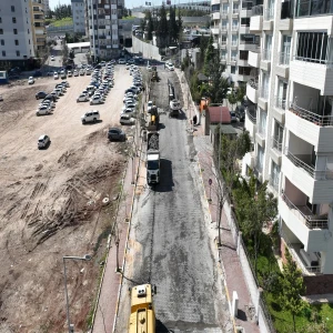 MUSTAFA DİREKLİ CADDESİ SICAK ASFALTLA YENİLENİYOR