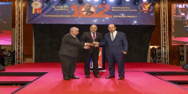 Başkan Gülpınar’a “yılın en başarılı belediye başkanı” ödülü Başkan Gülpınar’a “yılın en başarılı belediye başkanı” ödülü