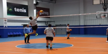 BÜYÜKŞEHİR BELEDİYESİ GENÇ ERKEKLER VOLEYBOL TAKIMI ÇEYREK FİNALLERE HAZIRLANIYOR