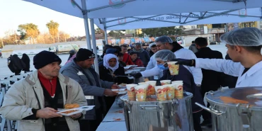 7’den 70’e Herkes Büyükşehir’in İftar Çadırlarında Buluştu  Şanlıurfa Büyükşehir Belediyesi’nden Ramazan’da Halil İbrahim Sofrası