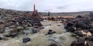 BÜYÜKŞEHİR EKİPLERİ, SELİN ZARARINI GİDERMEK İÇİN SAHADA