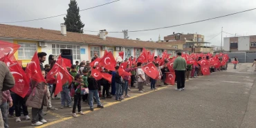 Siverek'te Öğrenciler okula bayrak ve çiçeklerle gitti