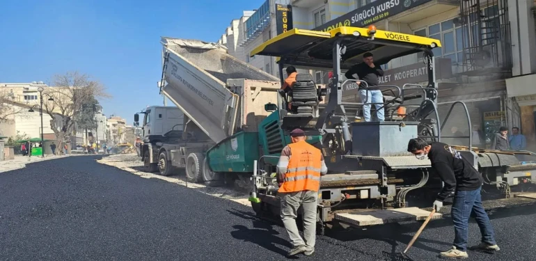 Modern görünüme kavuşuyor! Divanyolu’ndaki asfalt çalışması sürüyor!