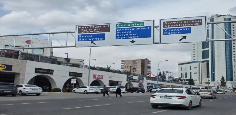 ŞANLIURFA’DA BAŞ ÜSTÜ YÖNLENDİRME LEVHALARI ARTIRILIYOR