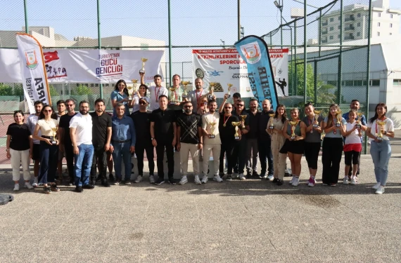 Tenis turnuvası ödül töreniyle sona erdi