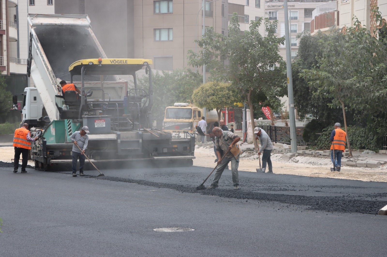 BÜYÜKŞEHİR YOLLARI YENİLİYOR, KARAKÖPRÜ’DE ULAŞIM