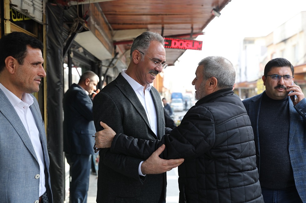 Başkan Kuş’u bağırlarına bastılar