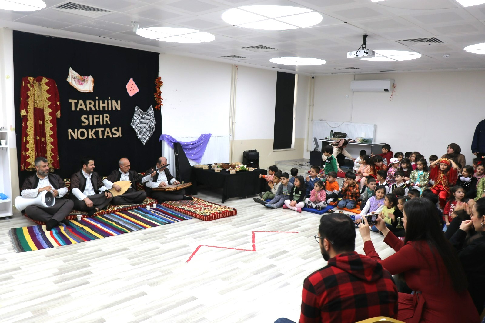 Minik öğrencilere özel sıra gecesi