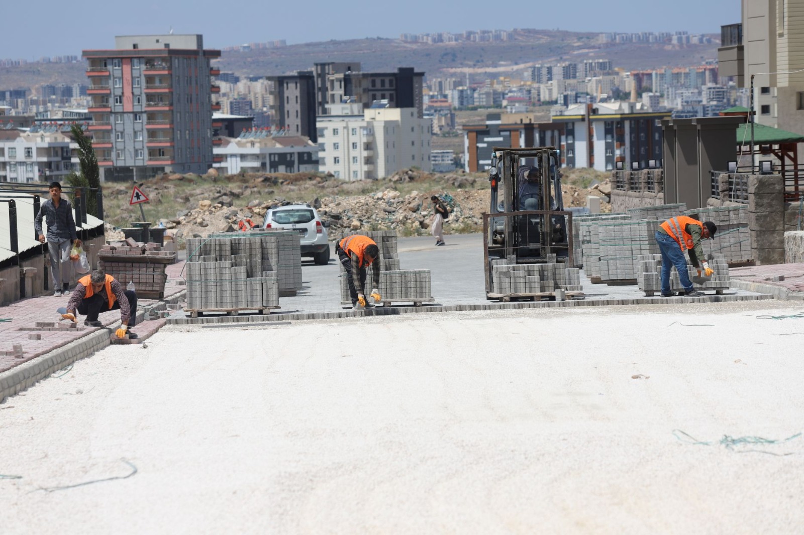 Doğukent’te üstyapı çalışmaları sürüyor