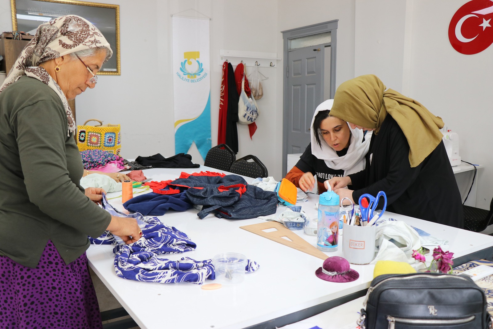 Haliliyeli kadınlar hem öğreniyor hem üretiyor