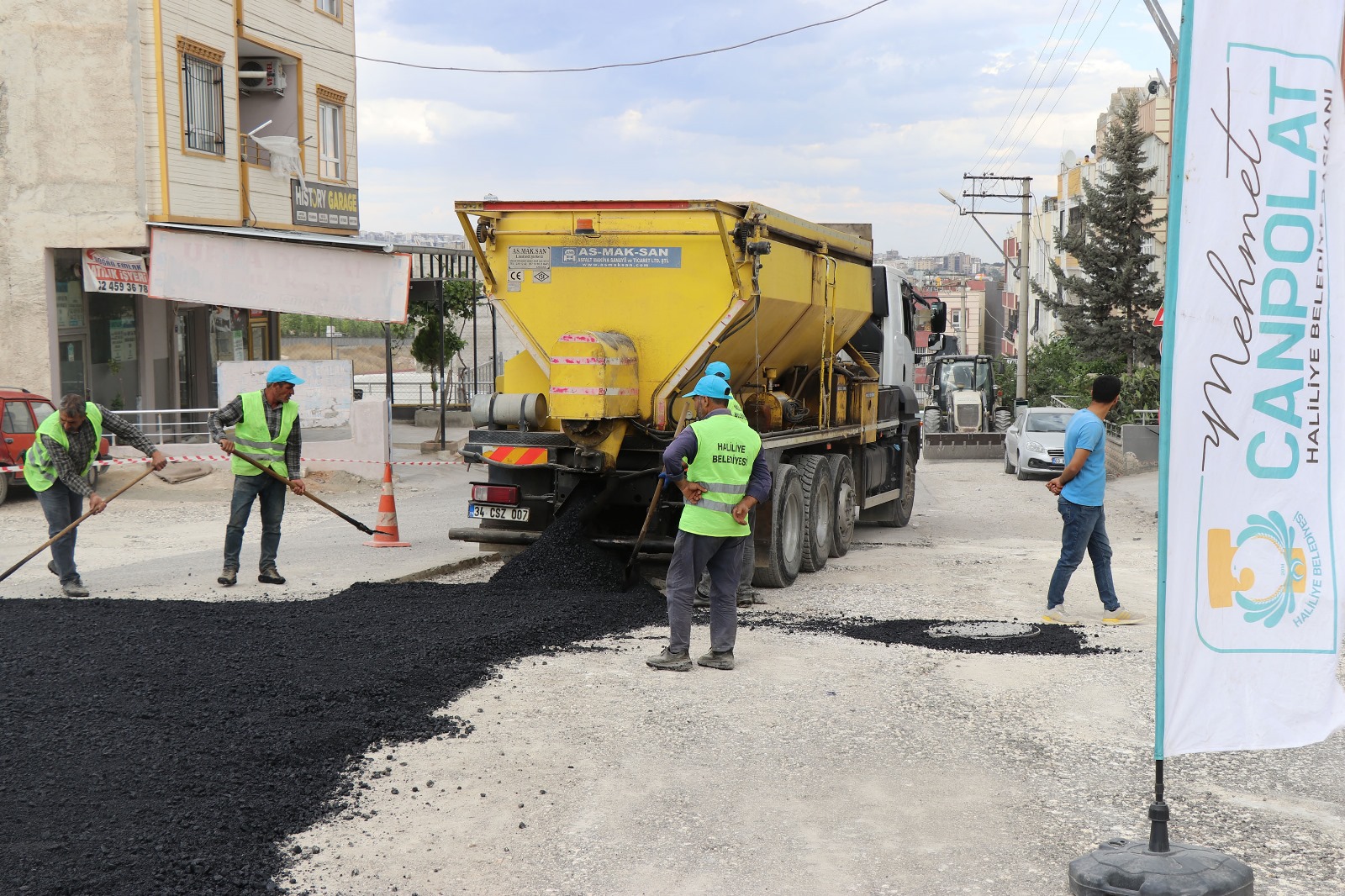 Haliliye’de yollar sıcak asfaltla yenileniyor