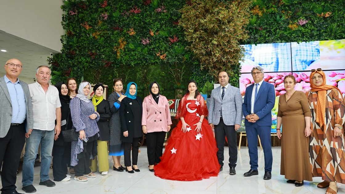 Kadın kursiyerlerin el emeği ürünleri sergilendi
