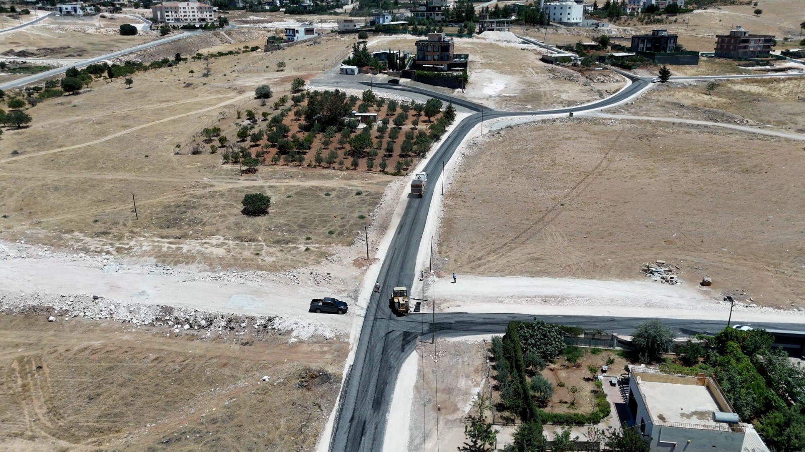 Karaköprü’de yollar üstyapı çalışmalarıyla yenileniyor