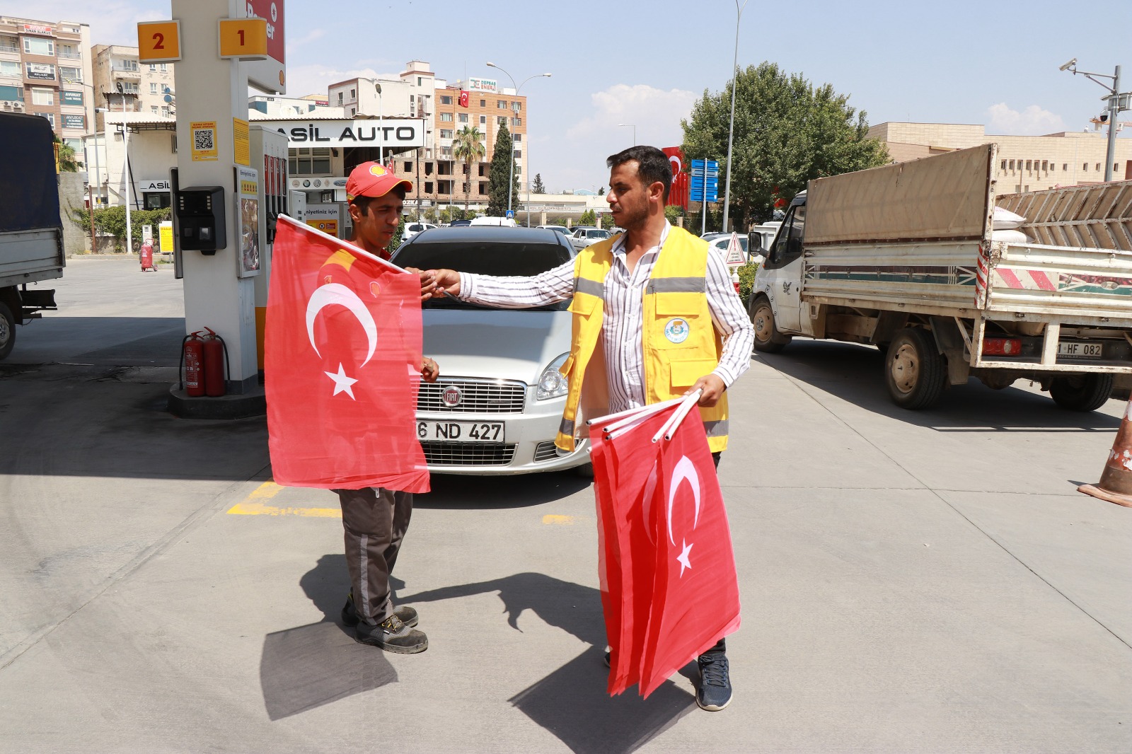 Haliliye Belediyesi ilçeyi bayraklarla donatıyor