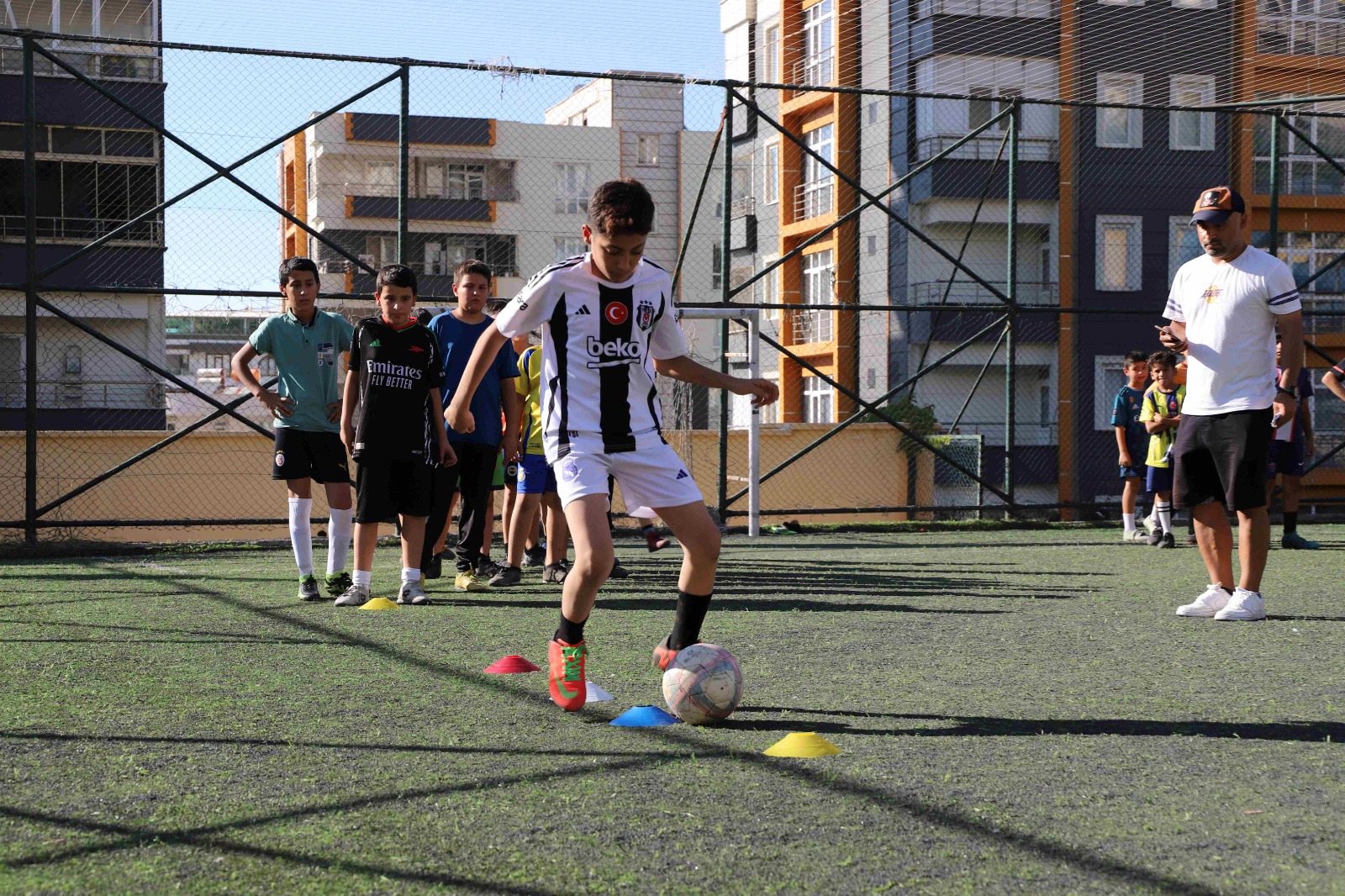 Karaköprü’de çocuklar yaz tatilini futbol kursunda değerlendiriyor