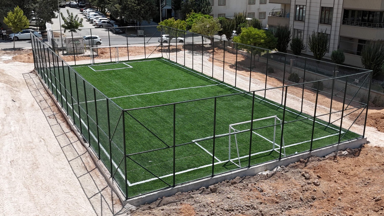 Karaköprü’de semt sahalarıyla gençliğe yatırım sürüyor