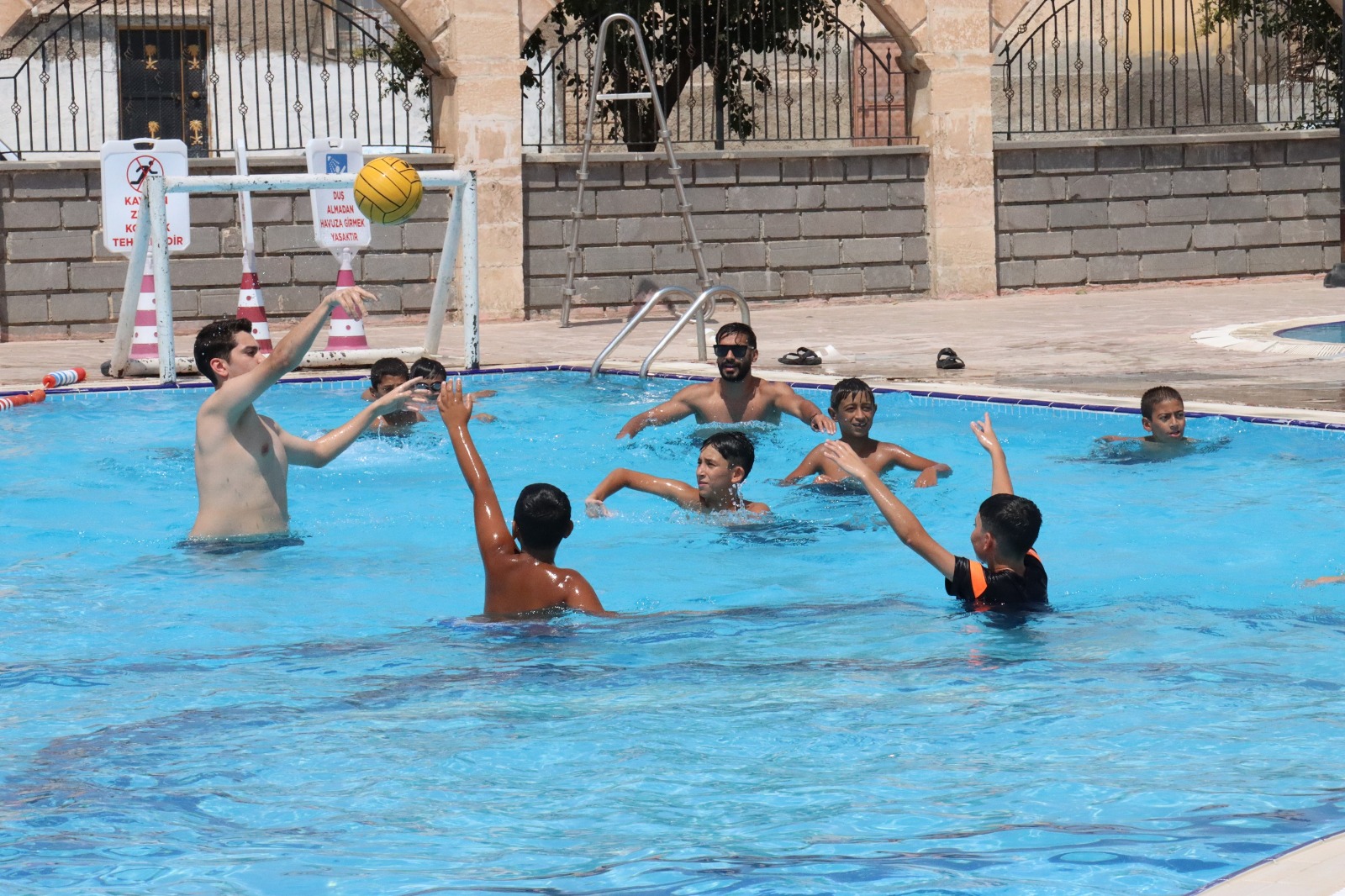 Urfa’da havuzlarda su topu etkinliği