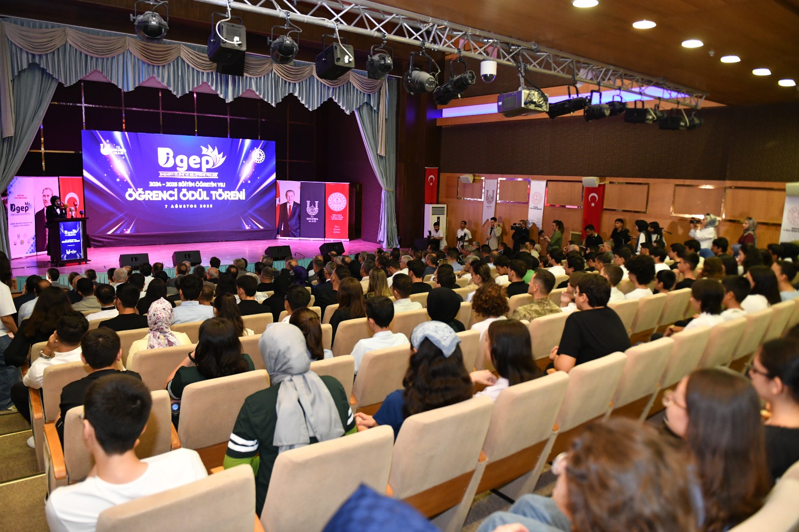 Başarılı öğrenciler ödüllendirildi