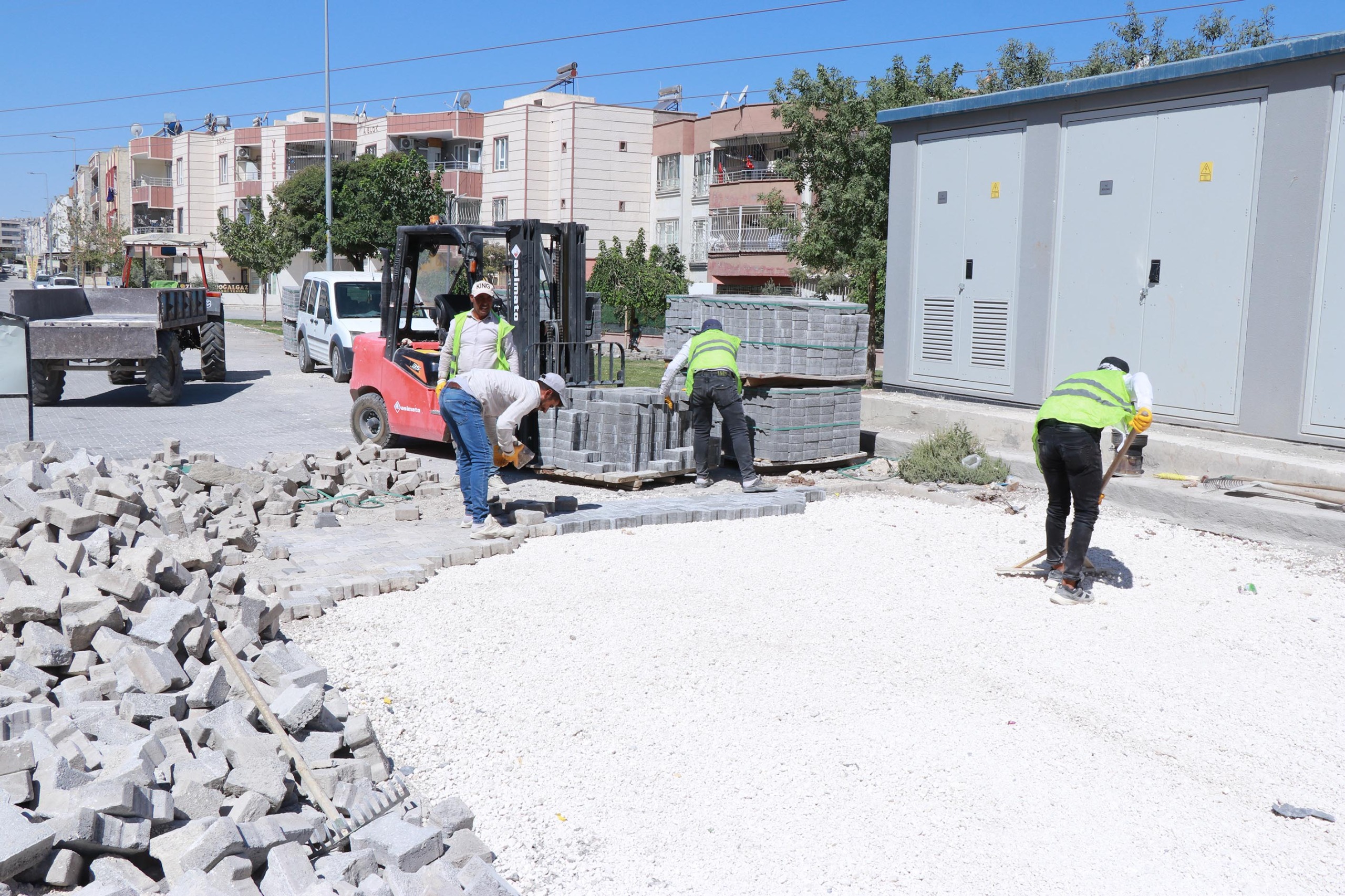 Haliliye'de parke taşı çalışmalarıyla yollar yenileniyor