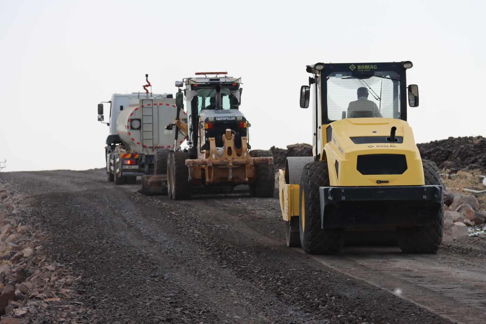 Siverek’te kırsal yollar betonla güçleniyor