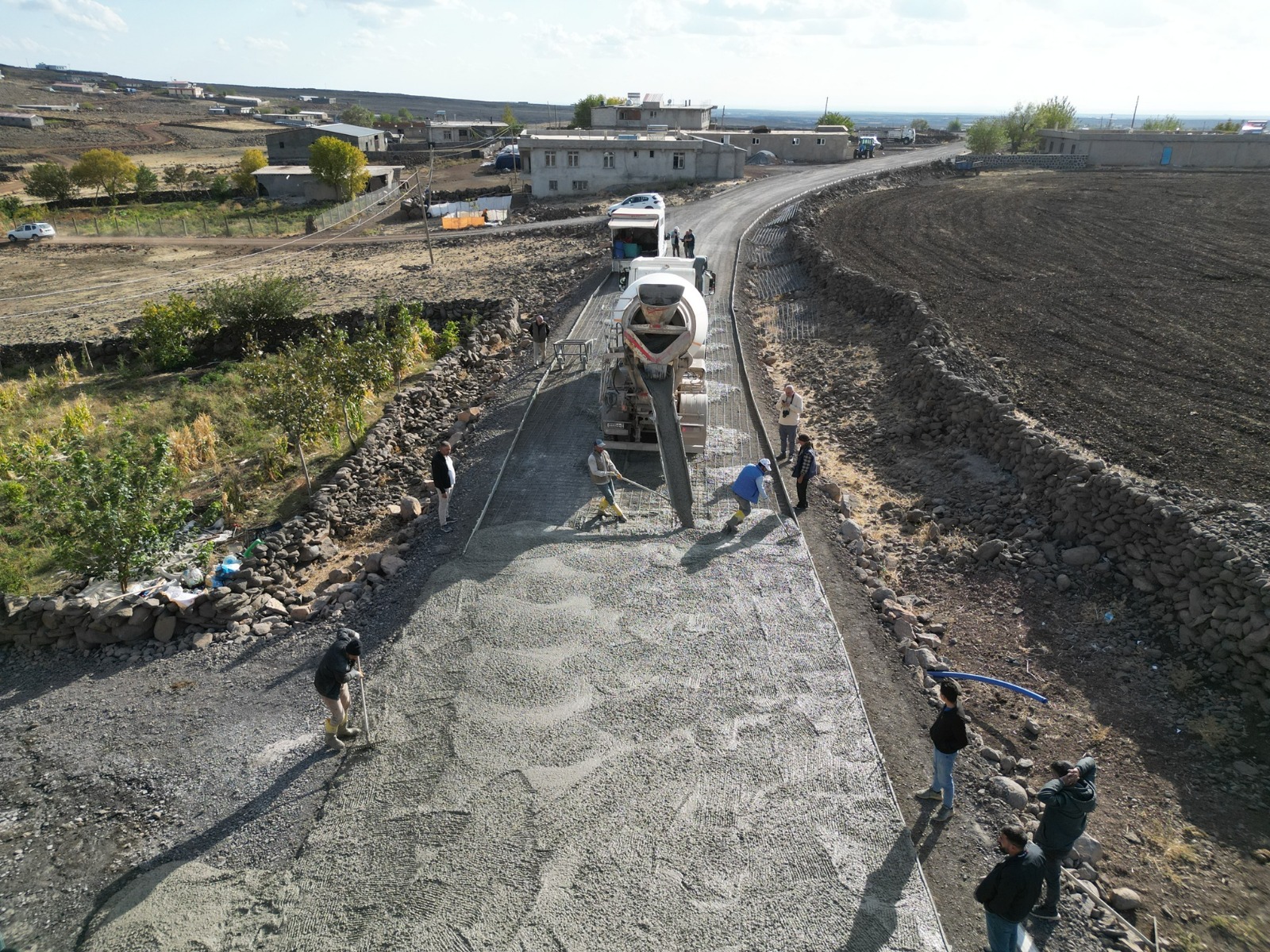 Siverek kırsalında beton yol çalışmaları sürüyor