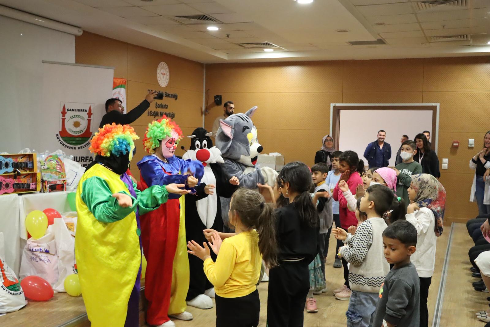 Urfa’da lösemili minik hastalar sevindirildi