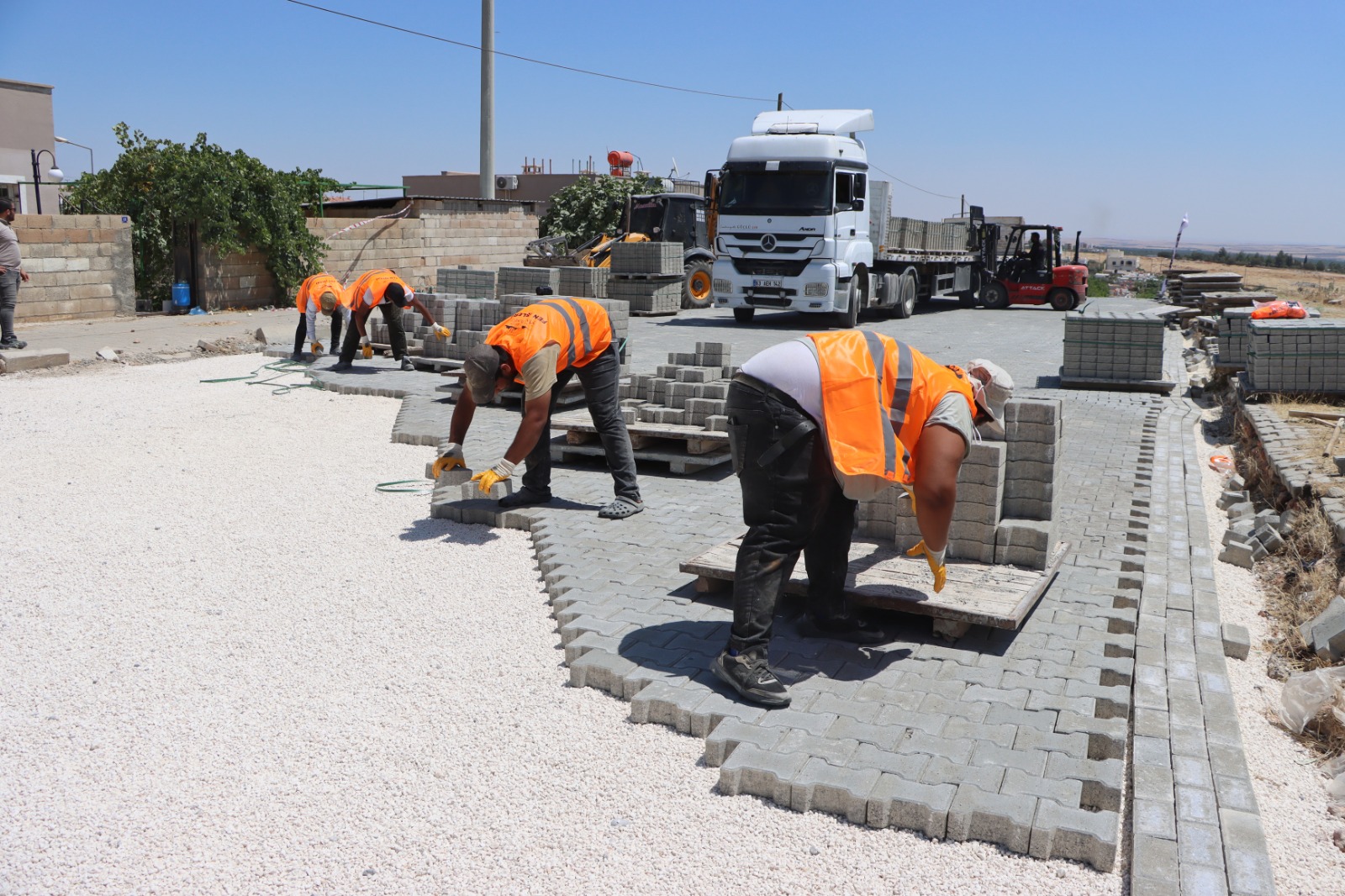 HALFETİ’DE YOLLAR KİLİTLİ PARKE TAŞLARIYLA YENİLENİYOR