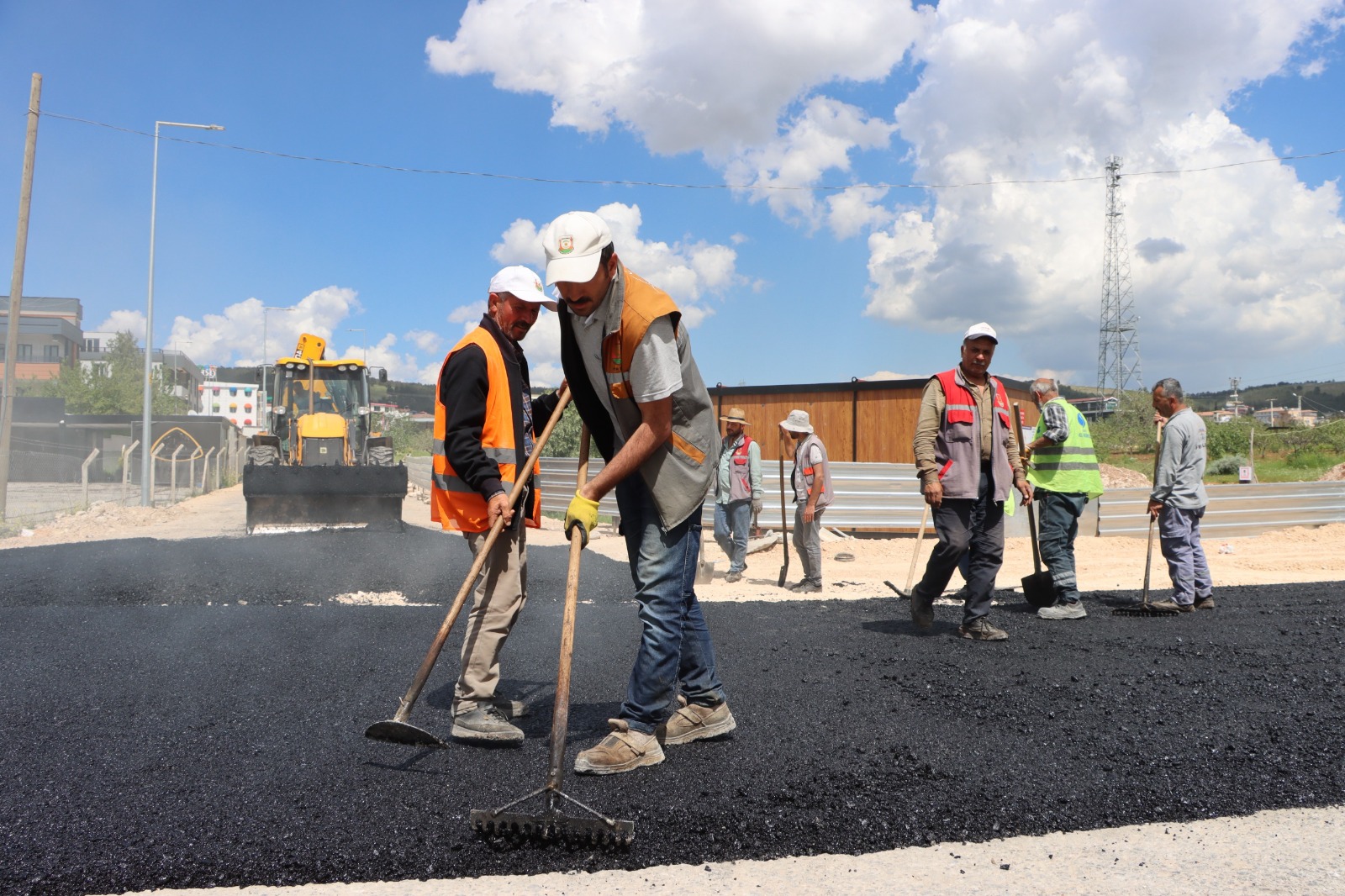 Büyükşehir, Buluntu Hoca Bulvarı’nda Asfalt Atağını Sürdürüyor