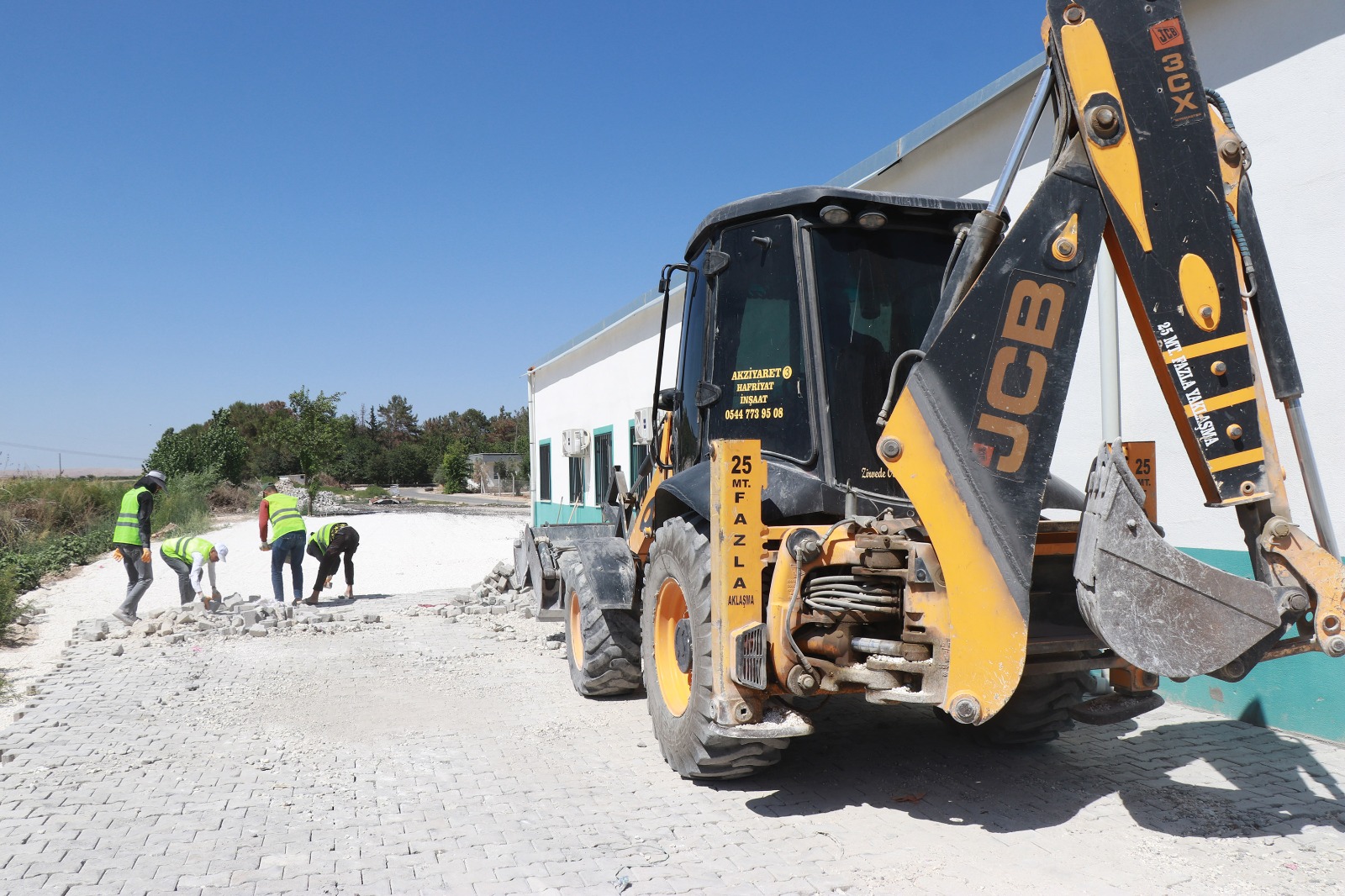 Haliliye’de konforlu yol ve sosyal alan hizmeti