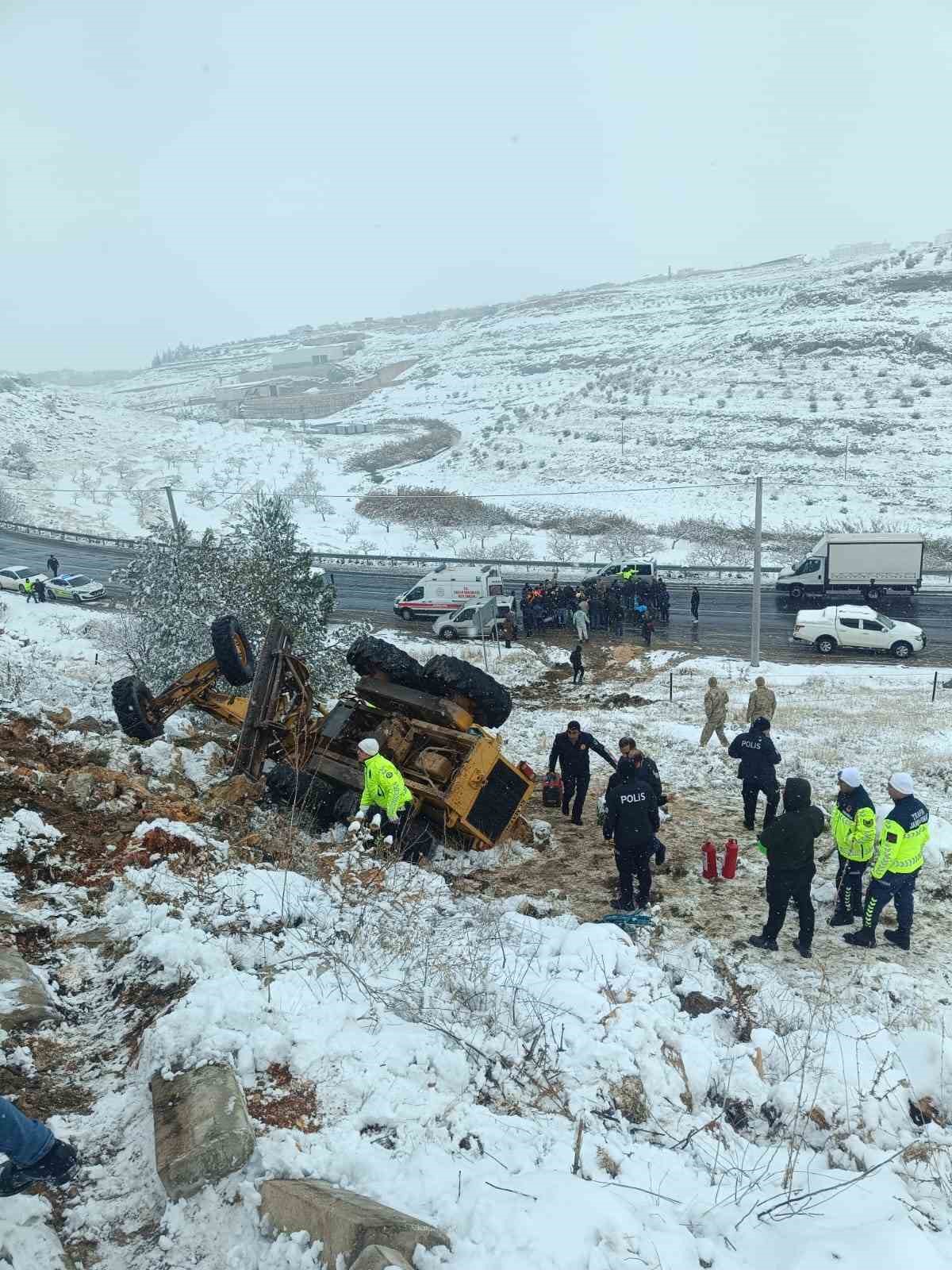 Halfeti’de Kar Temizliği Sırasında İş Makinesi Devrildi