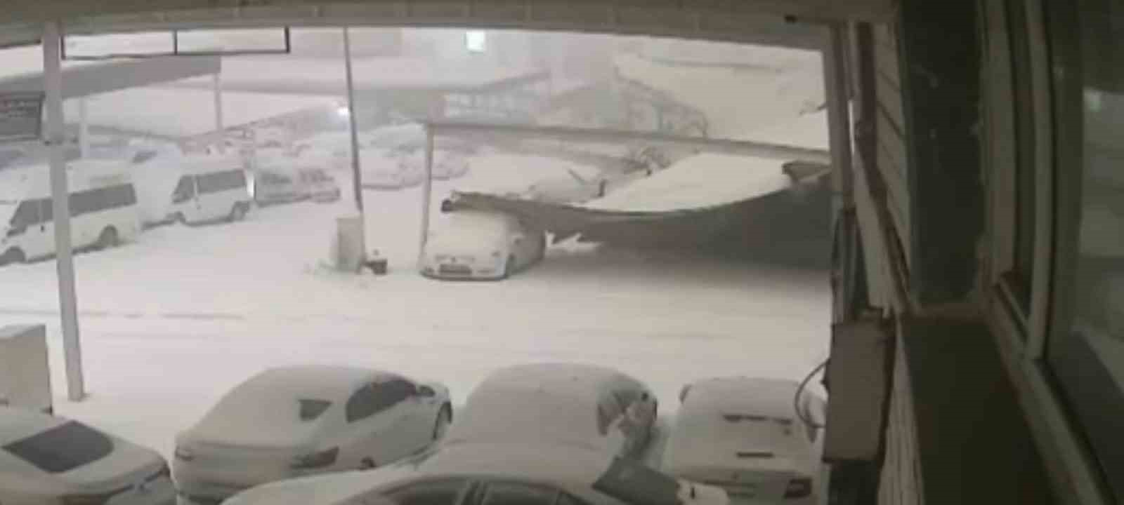 Karın Ağırlığı Sundurmaları Çökertti, Araçlar Zarar Gördü