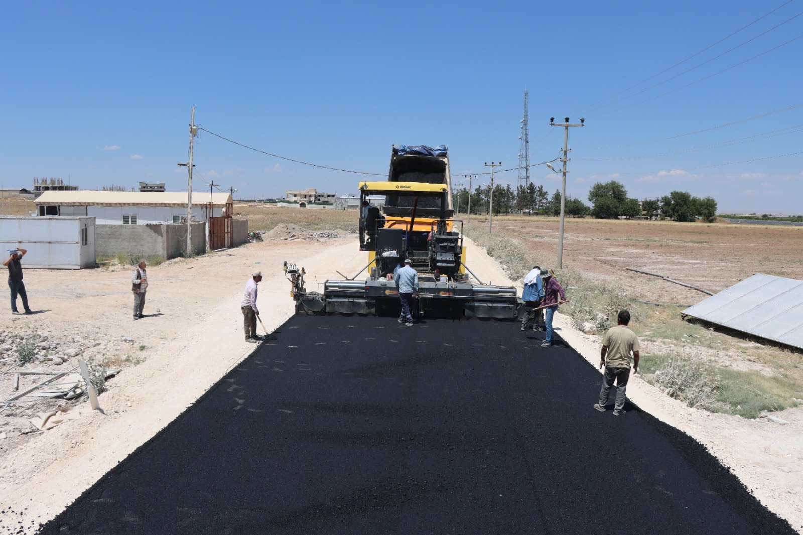 Harran-Akçakale Grup Yolunda Sıcak Asfalt Serimi Başladı