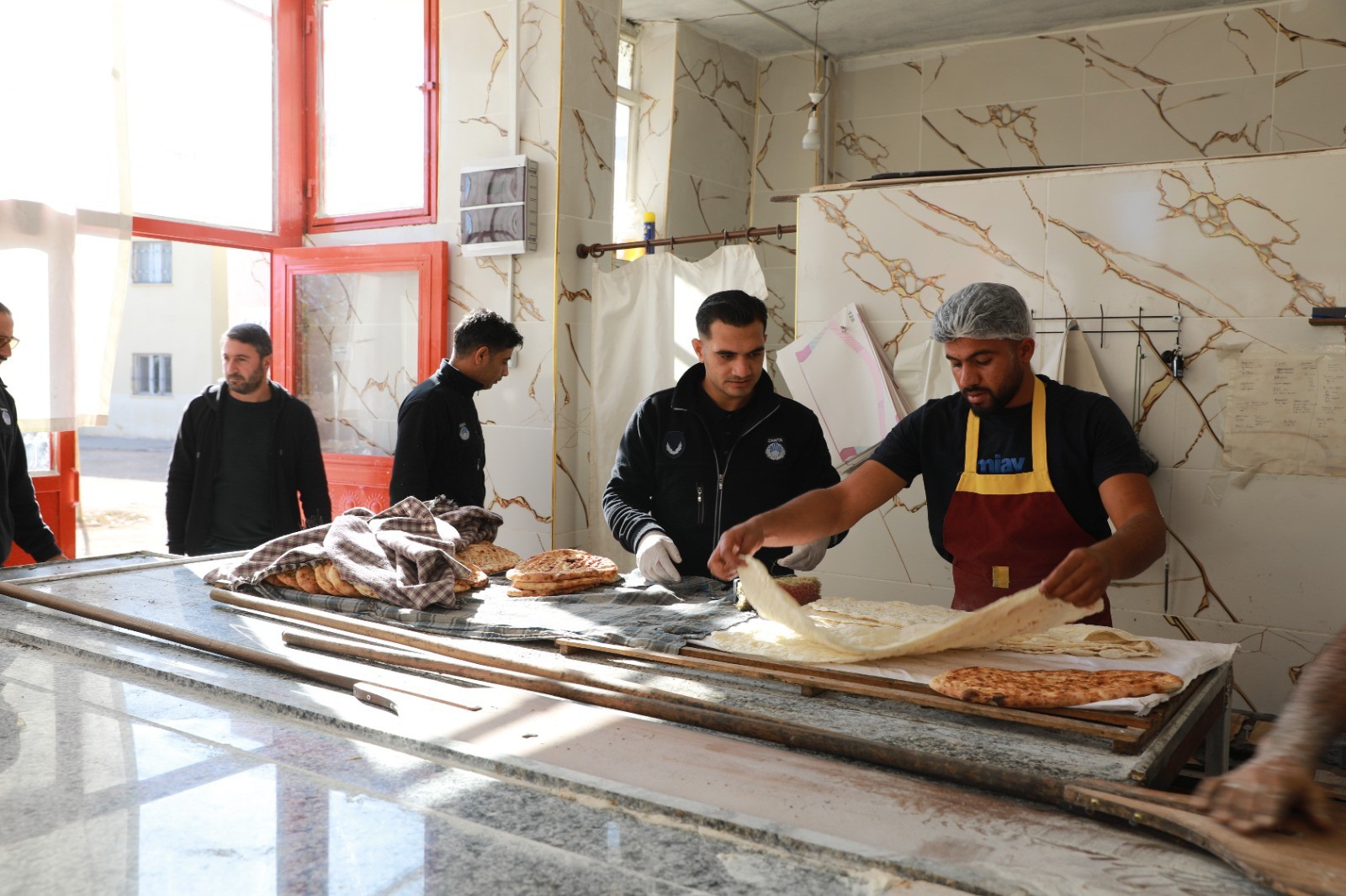 Harran'da zabıta ekipleri fırın ve kasapları denetledi