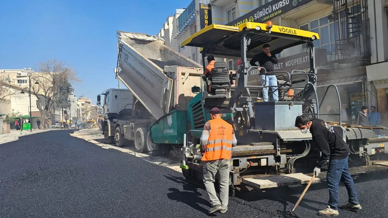 Modern görünüme kavuşuyor! Divanyolu’ndaki asfalt çalışması sürüyor!
