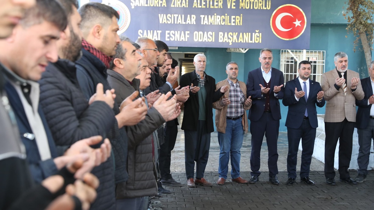 Başkan Kuş vatandaşlarla kucaklaşıyor