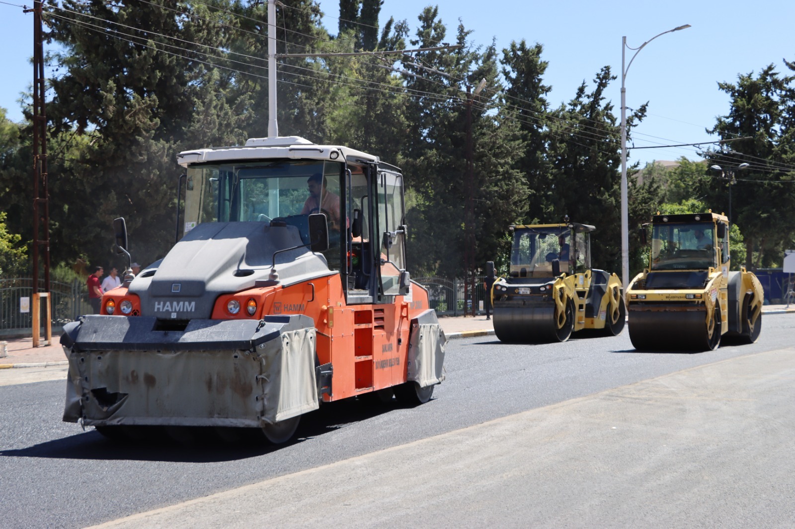 HALEPLİBAHÇE CADDESİ’NDE ASFALT ÇALIŞMALARI SÜRÜYOR