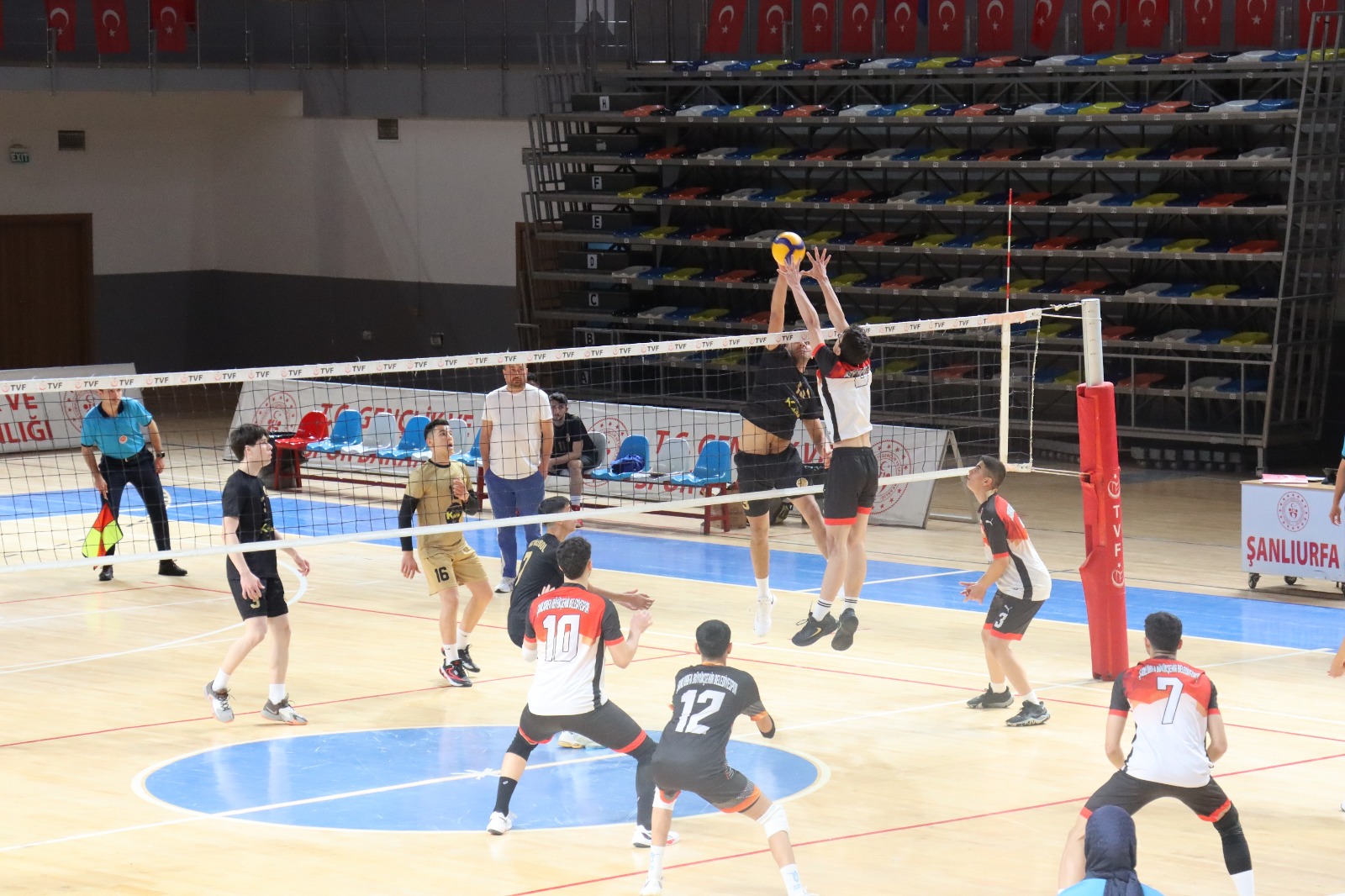 ŞANLIURFA BÜYÜKŞEHİR BELEDİYESİ GENÇ ERKEKLER VOLEYBOL TAKIMI FİLEDE İDDİALI