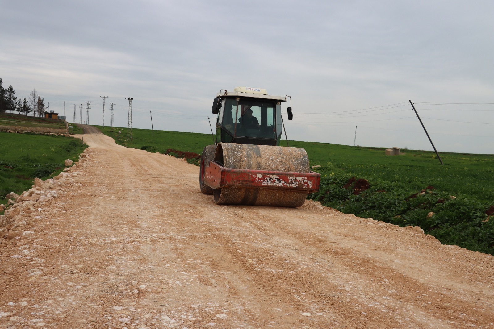 EYYÜBİYE KIRSALINDA YOLLAR DAHA GÜVENLİ OLUYOR