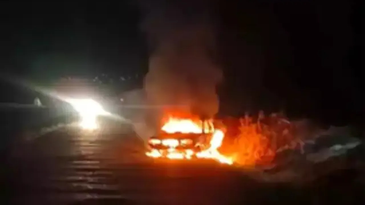 Urfa'da aracını ateşe verdi!