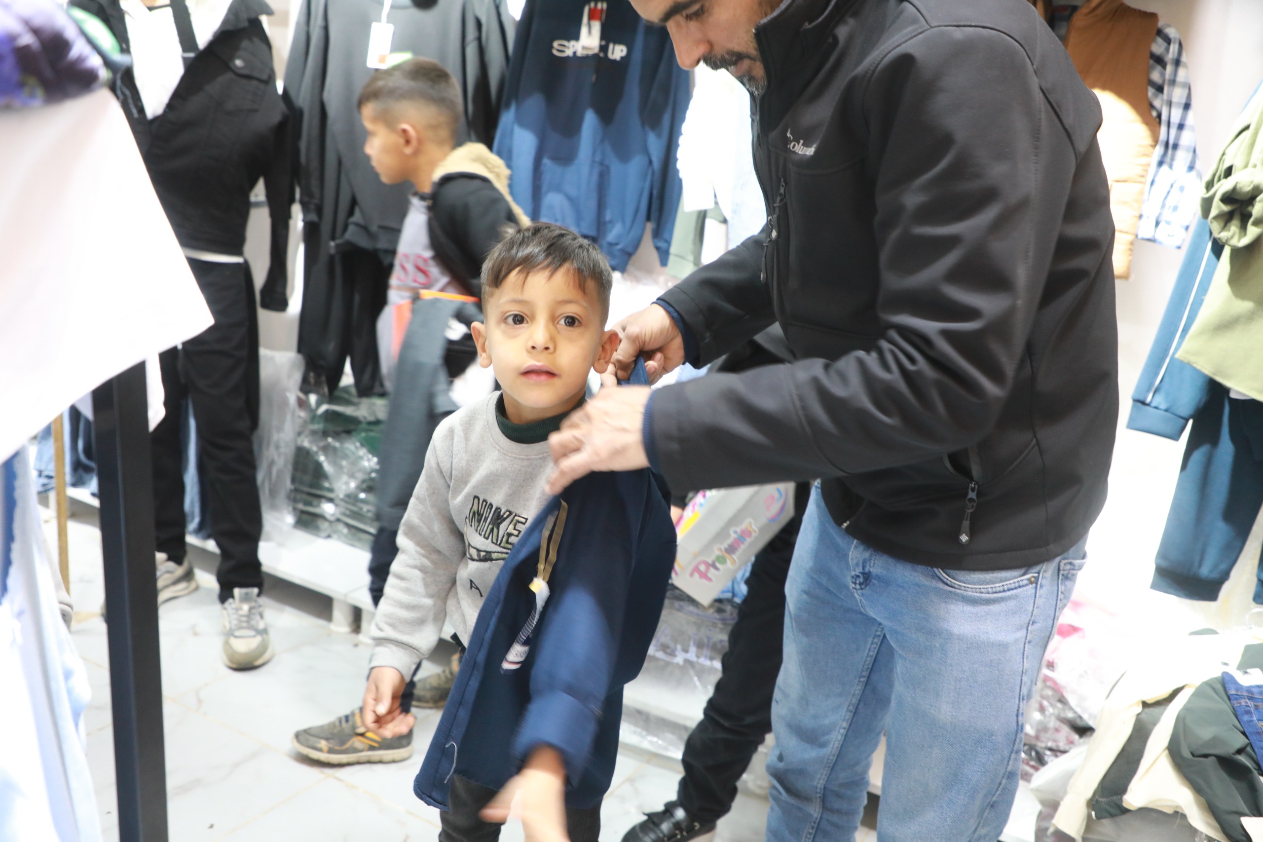 BAŞKAN ÖZYAVUZ BAYRAM ÖNCESİ YÜZLERCE ÇOCUĞU SEVİNDİRDİ