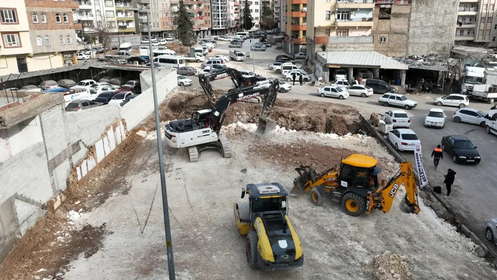 Şanlıurfa Büyükşehir Belediyesi başlattı! 25 metrelik yol çalışmaları hız kazandı!