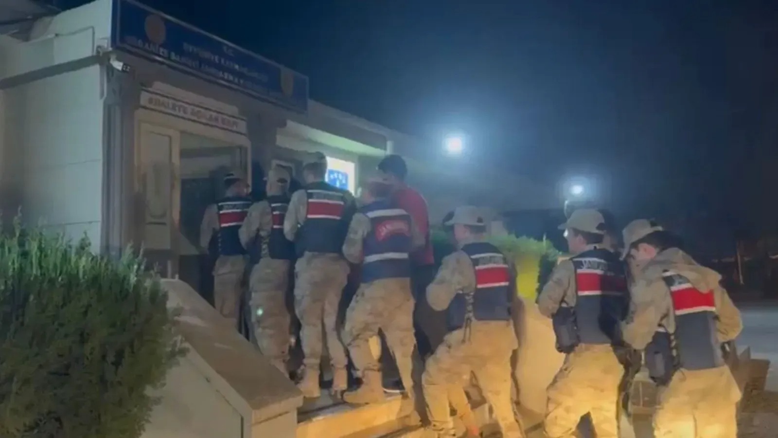 Şanlıurfa’da göçmen kaçakçılığı operasyonu: 18 organizatör hakkında işlem başlatıldı!