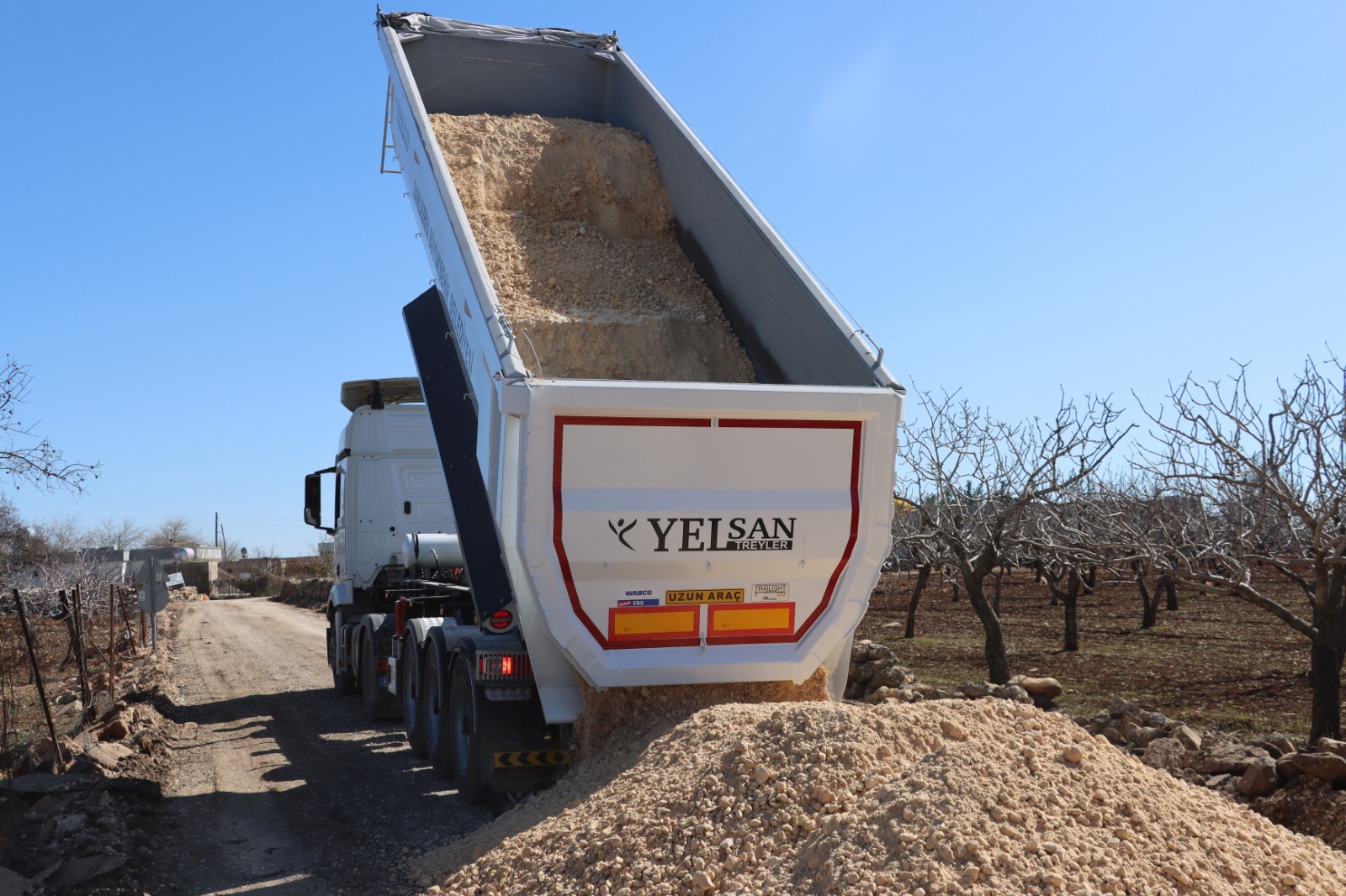 KARAKÖPRÜ’DE KIRSAL YOLLARDA ÇALIŞMALAR SÜRÜYOR