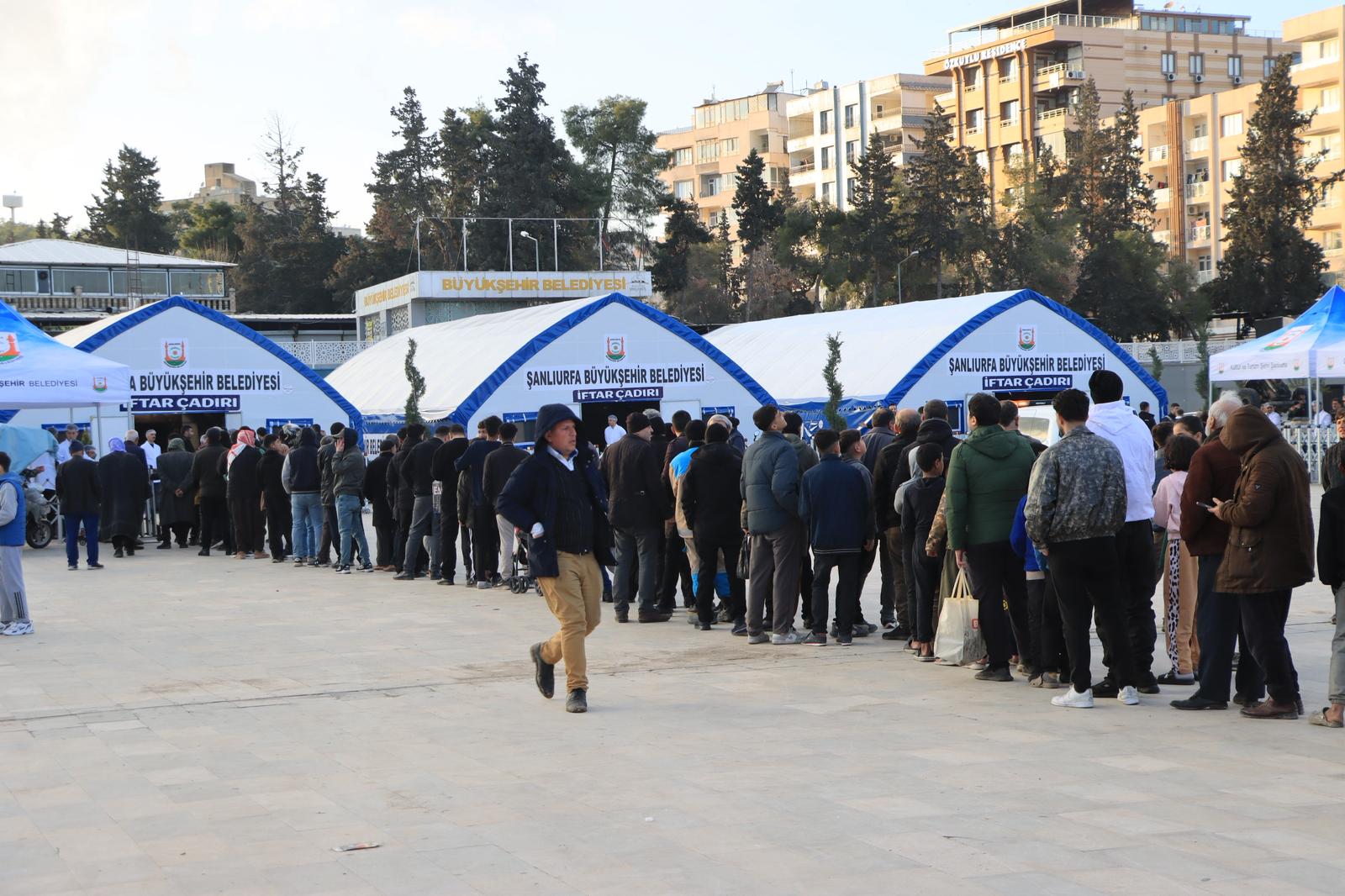 BÜYÜKŞEHİR’İN İFTAR ÇADIRINDA İLK ORUÇLAR AÇILDI